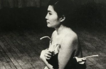 1964 – «Cut Piece»: Yoko Ono invite le public à la tailler en pièces