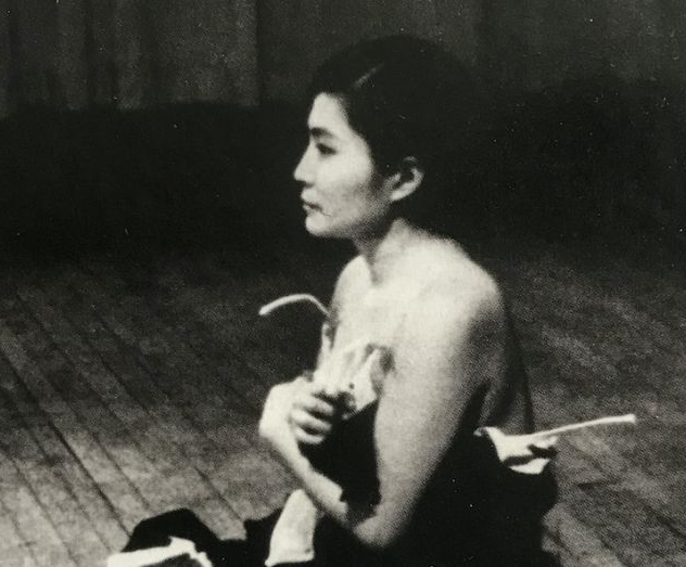 1964 – «Cut Piece»: Yoko Ono invite le public à la tailler en pièces