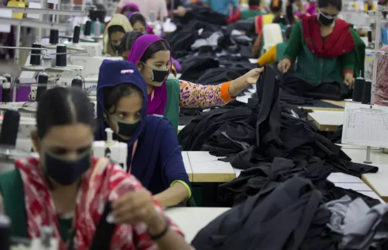Au Bangladesh, les ouvriers de l’industrie textile s’usent toujours pour un «salaire de misère»