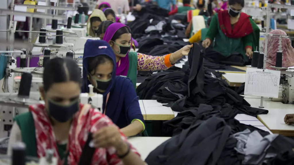 Au Bangladesh, les ouvriers de l’industrie textile s’usent toujours pour un «salaire de misère»
