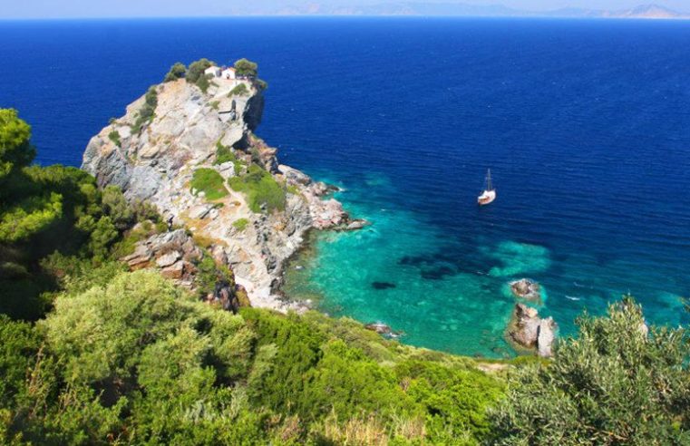 Grèce. L’île que des millions de personnes connaissent bien, grâce au film « Mamma Mia !