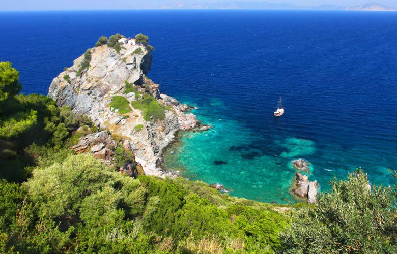 Grèce. L’île que des millions de personnes connaissent bien, grâce au film « Mamma Mia !